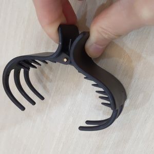 Compact 3-tooth hair clip holds hair firmly